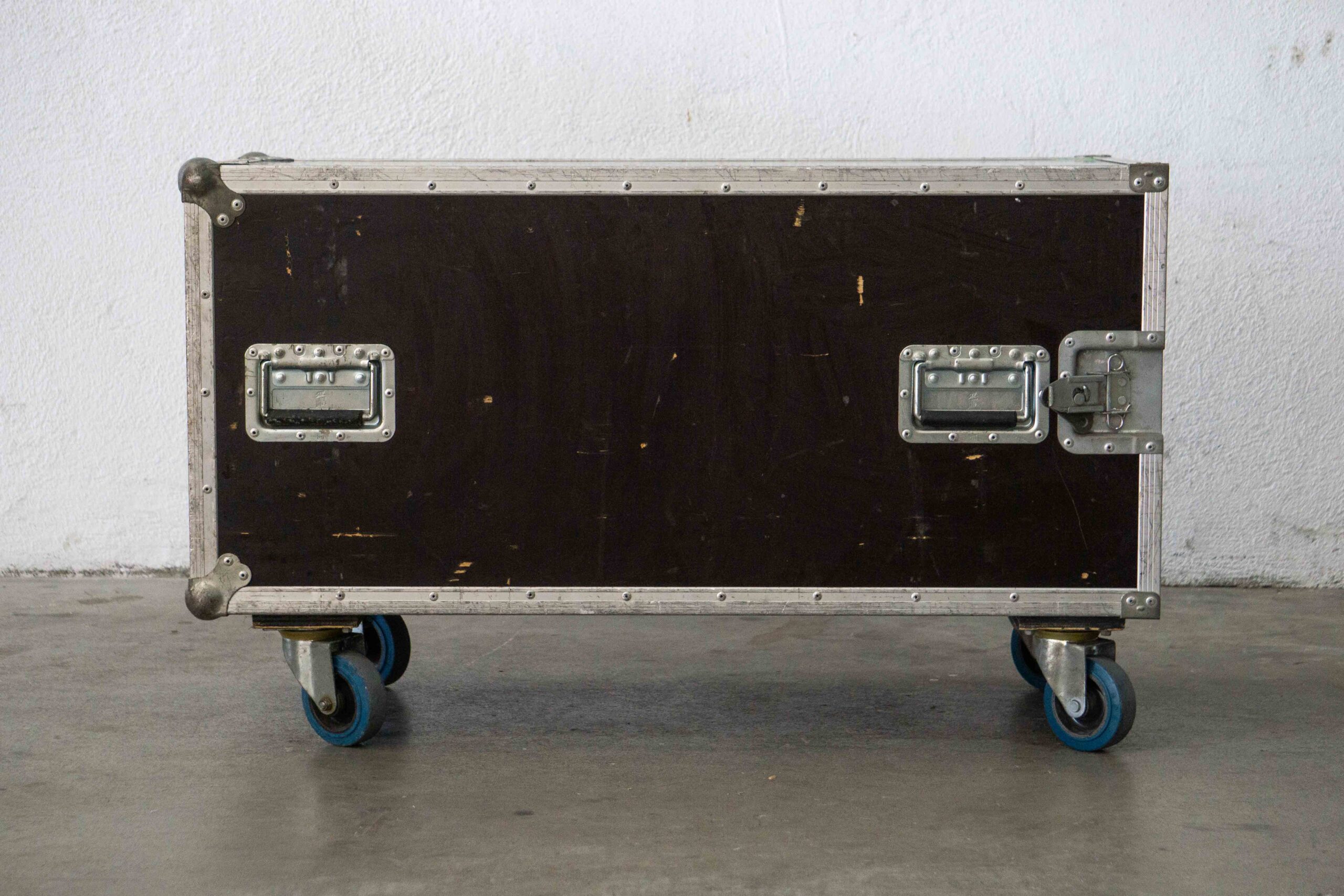 Flightcase_para_pies_de_micrófono_side