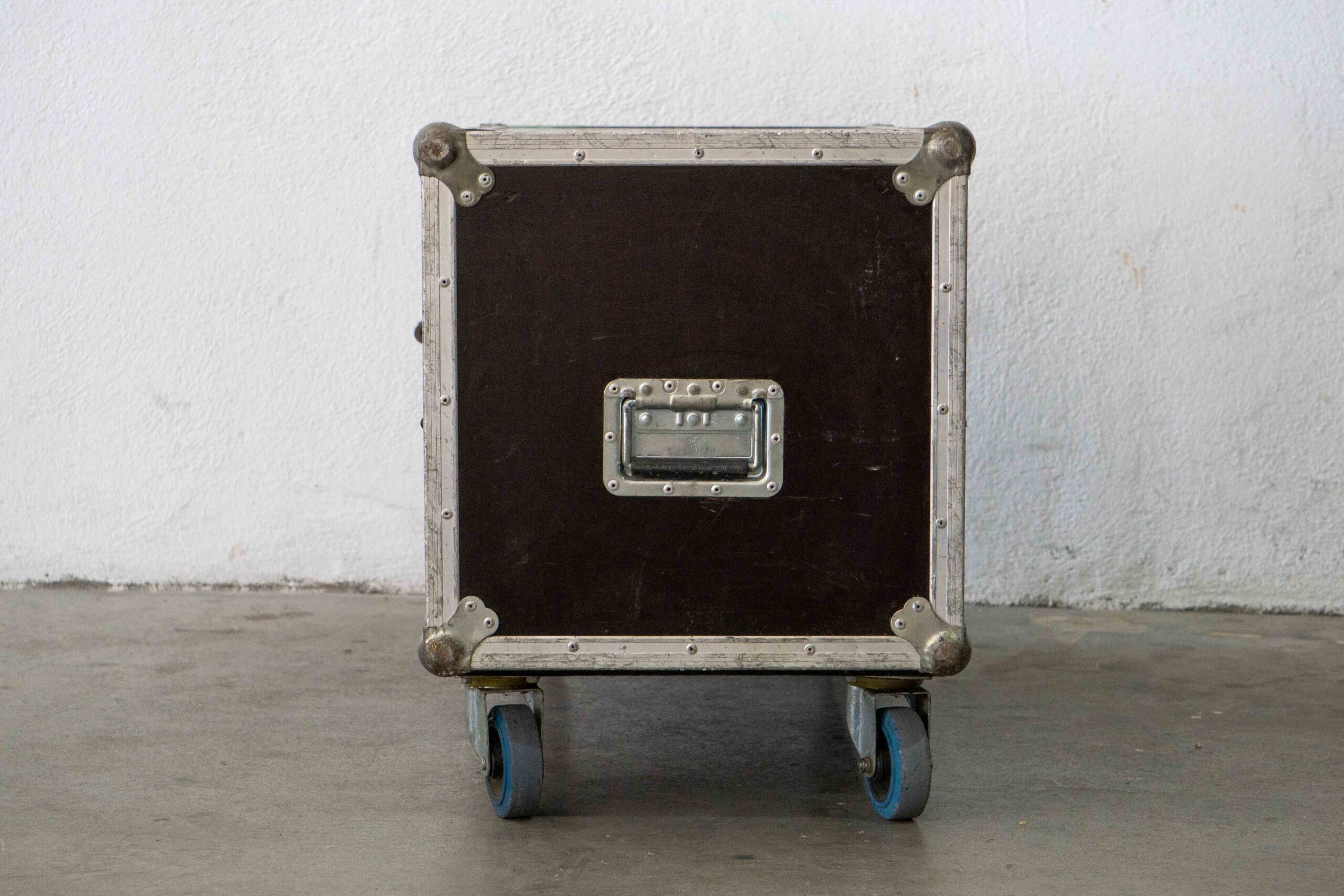 Flightcase_para_pies_de_micrófono_side