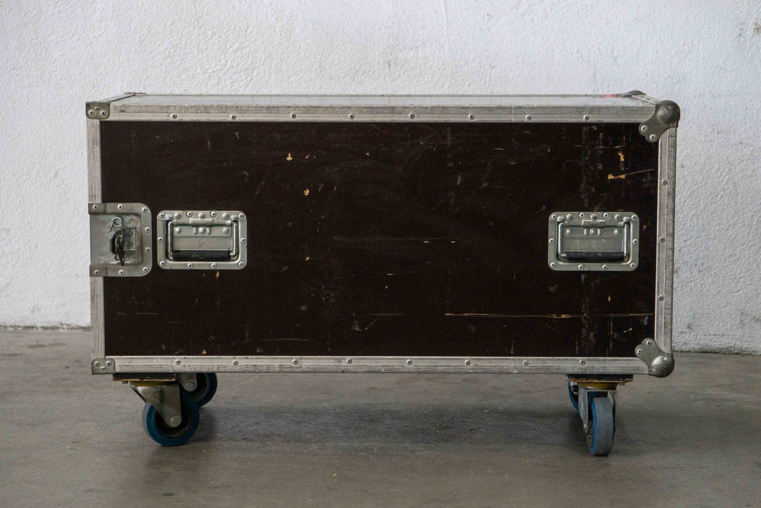 Flightcase_para_pies_de_micrófono_side