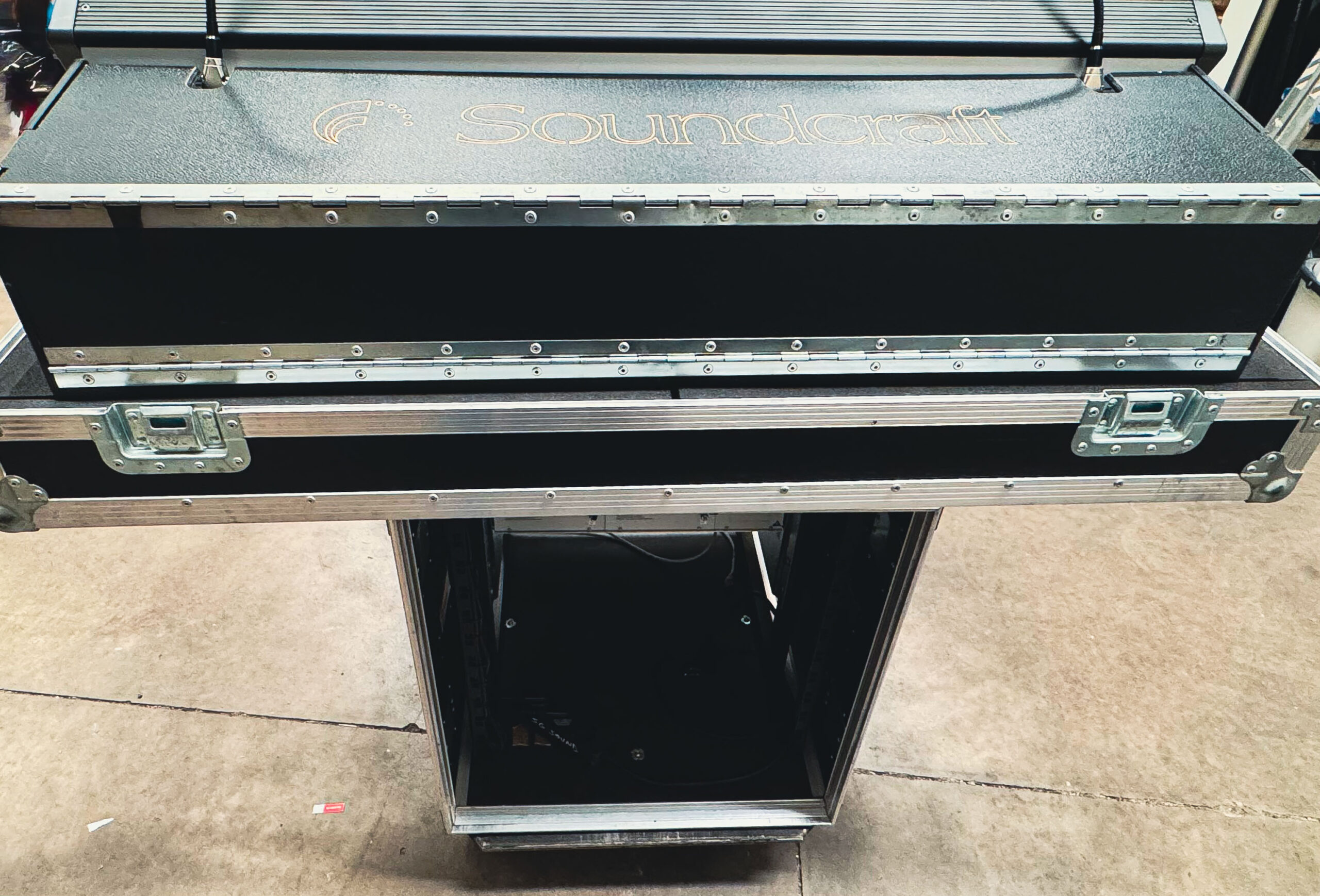 Soundcraft Vi2000_flightcase