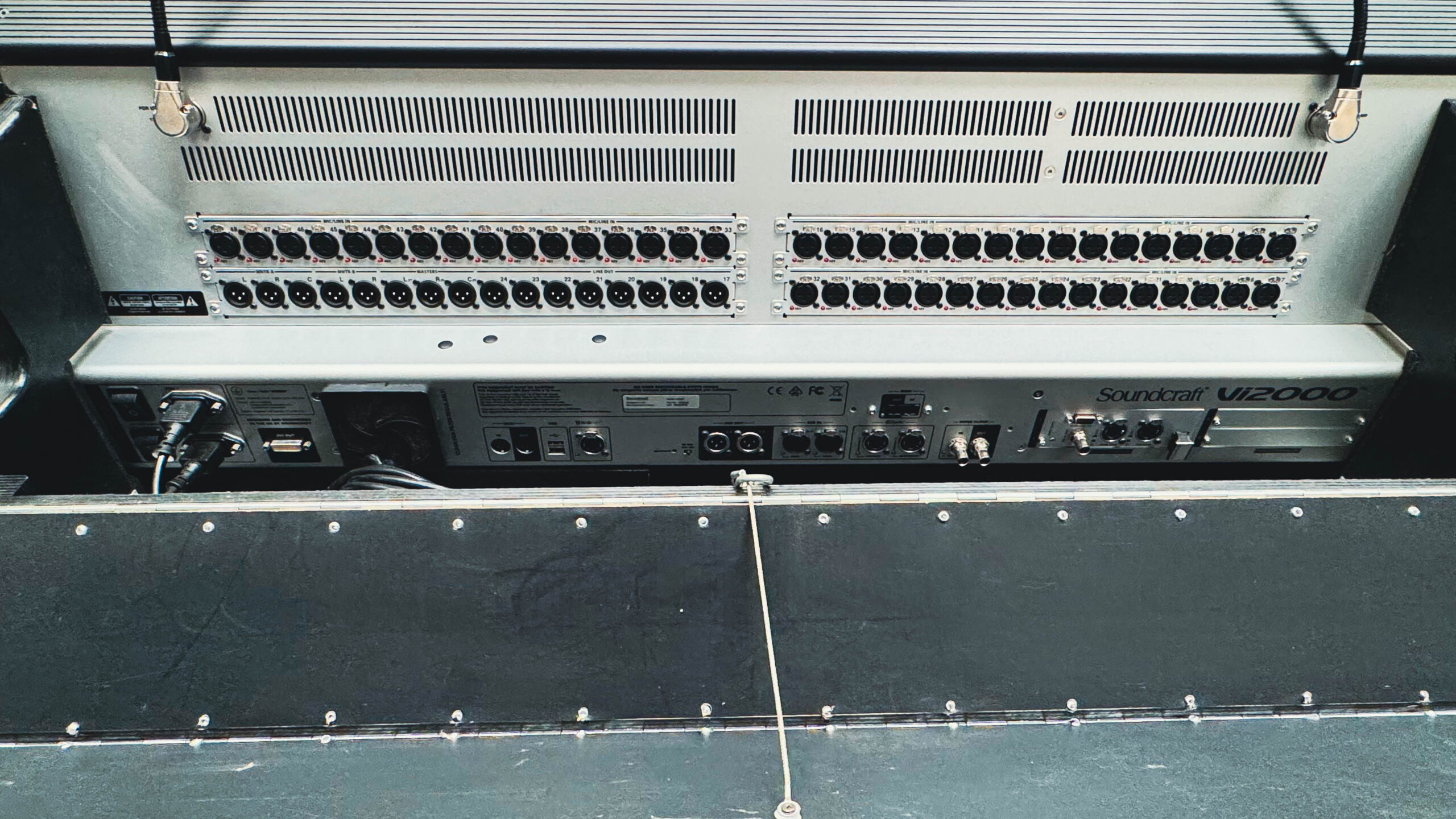 Soundcraft Vi2000_back