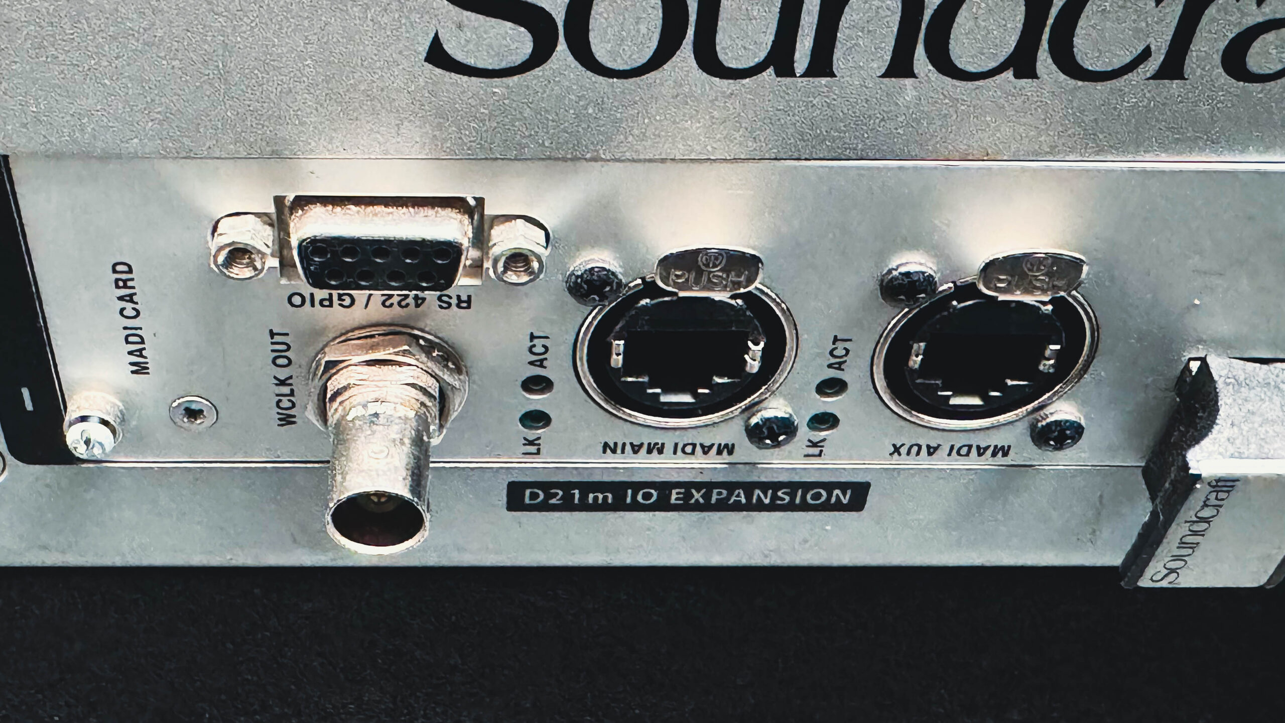 Soundcraft Vi2000_connectors