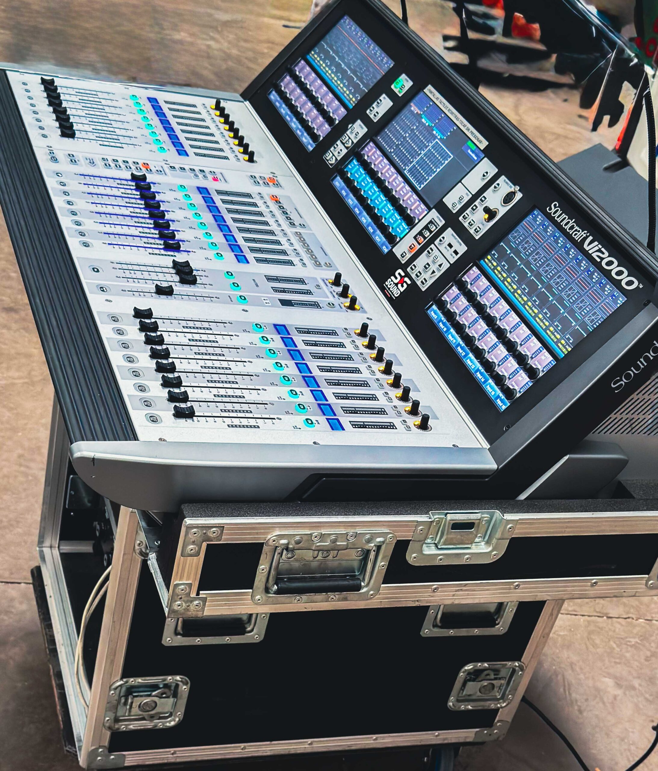 Soundcraft Vi2000_side